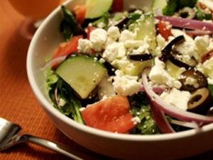 Ensaladas calóricas: cuidado con las salsas